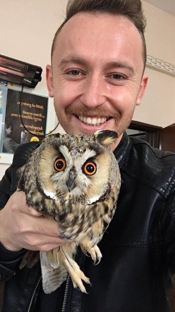 Nesli Tükenmekte Olan Boynuzlu Baykuşu Yakalayıp Selfie Çektikten Sonra Doğaya Bıraktılar
