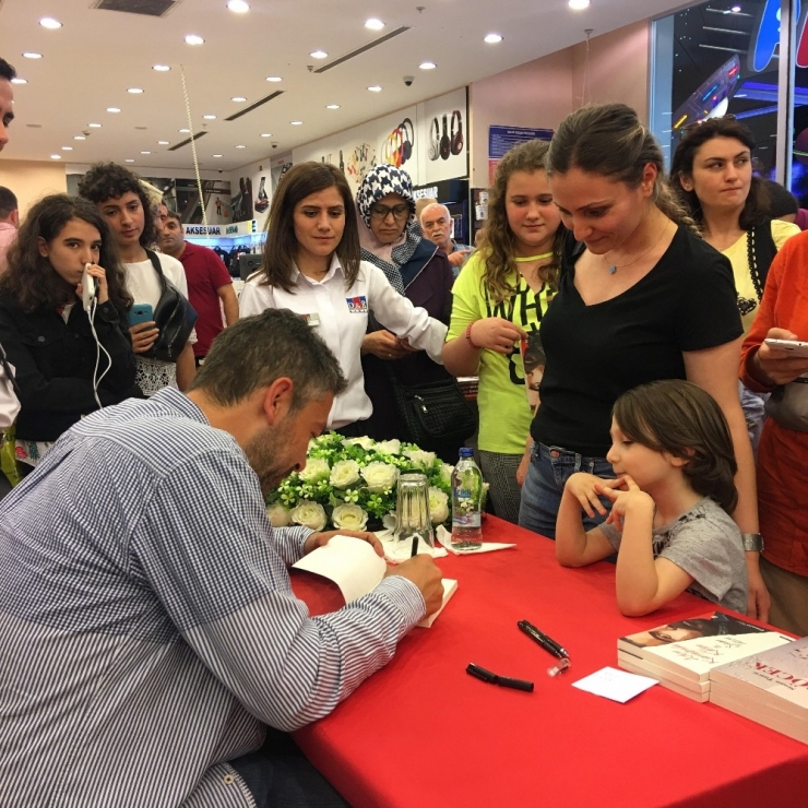 Oyuncu Ve Yazar Sinan Tuzcu Okurlarıyla Buluştu