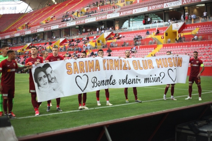 Tribünde Evlilik Teklifi