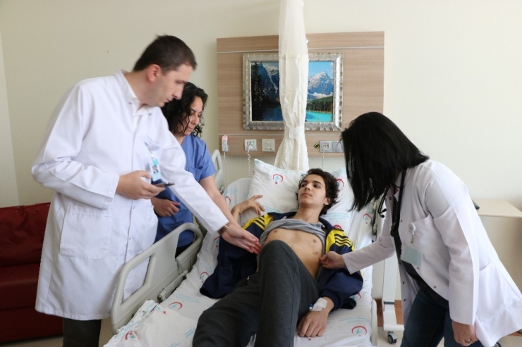 Göğüs Çöküklüğü Olan Çocuğa Kapalı Ameliyat Yapıldı