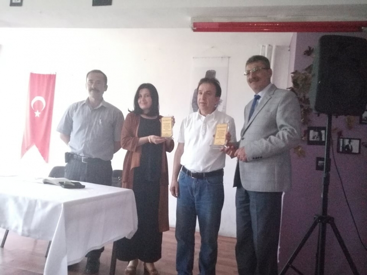 Pazaryeri’nde Yazarlar Kitaplarını Öğrenciler İçin İmzaladı