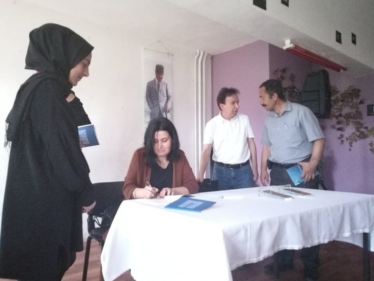 Pazaryeri’nde Yazarlar Kitaplarını Öğrenciler İçin İmzaladı