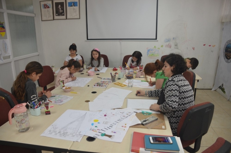 Öğrencilerine Mandala Sanatını Öğretiyor