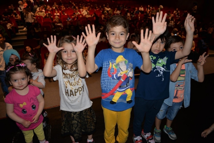 “Sokak Kedileri” Adlı Oyun Çocuklarla Buluştu