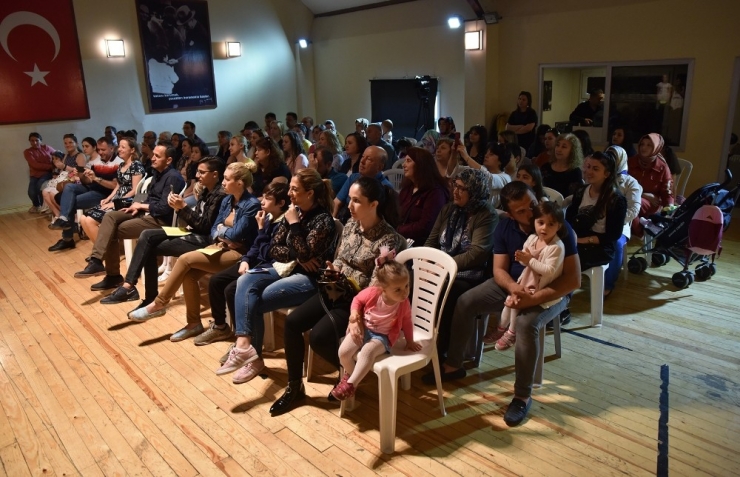 Çocuk Piyanistlerin Gösterisi Beğeni Topladı