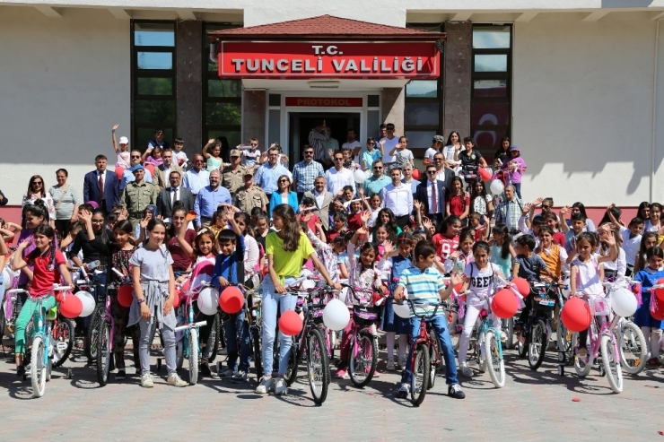 Tunceli’de 1 Milyon 67 Bin 55 Sayfa Kitap Okuyan Öğrenciler, Ödüllendirildi