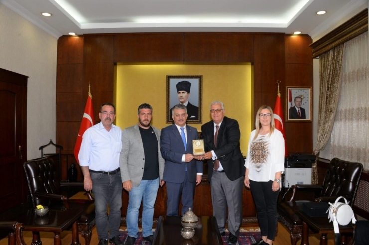 Ayvalıklı Esnaflardan Vali Yazıcı Ve Başkan Yılmaz’a Plaket