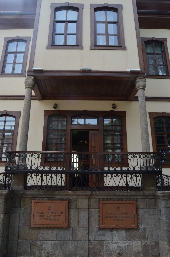 Bu Kütüphanede Yüzlerce Trabzonlu Yazarın Eserleri Bulunuyor