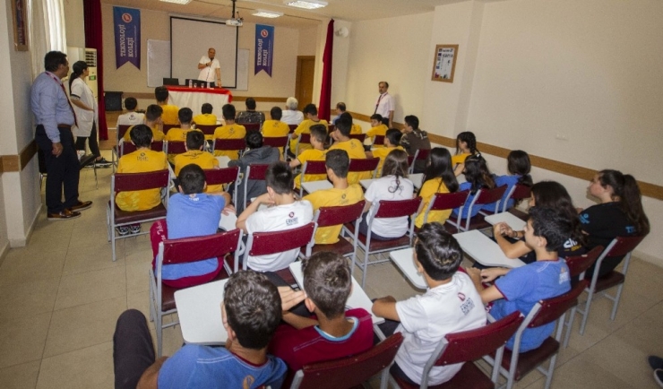 Öğrenciler Sanayicilerden İş Tecrübelerini Öğreniyor