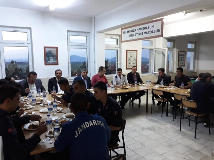 Altıntaş İlçe Protokolü Askerlerle İftar Yemeğinde Buluştu