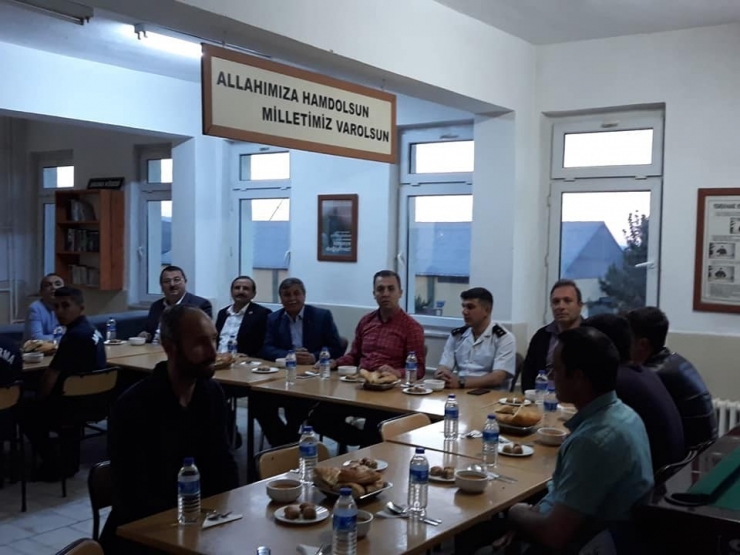 Altıntaş İlçe Protokolü Askerlerle İftar Yemeğinde Buluştu
