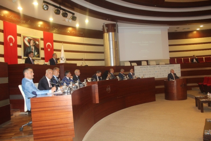 Çetin: "Antalya’da Cadde Ticareti Kalmadığı İçin Ticaret Avm’lere Sıkıştı"