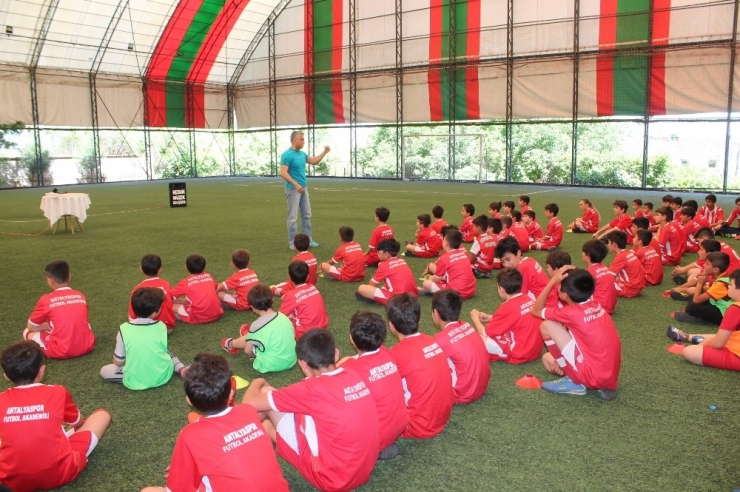 Diyarbakır’da Minik Futbolculara 2’inci Seminer Verildi
