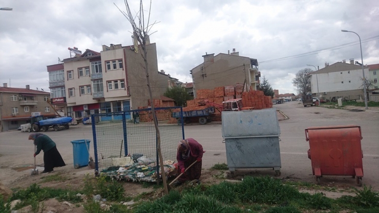 Aslanapa Belediyesi’nden Bayram Temizliği Çalışmaları