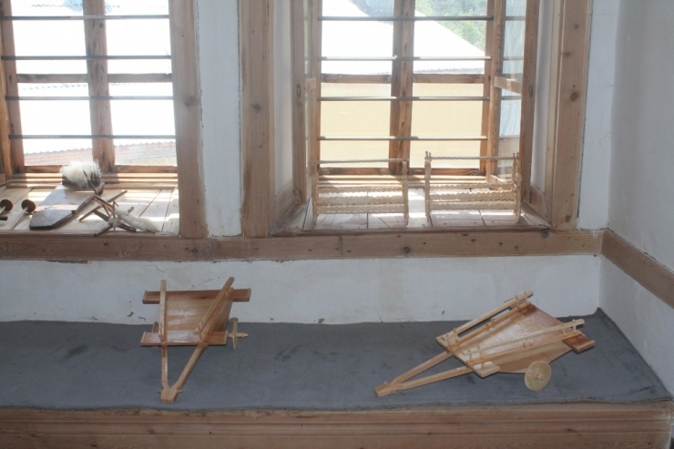 Unutulmaya Yüz Tutmuş Tarım Aletlerinin Maketlerini Yapıyor