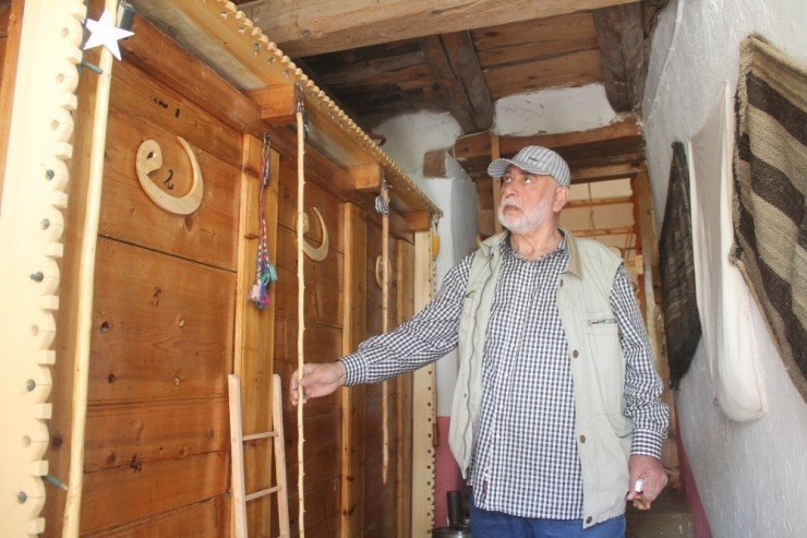 Unutulmaya Yüz Tutmuş Tarım Aletlerinin Maketlerini Yapıyor