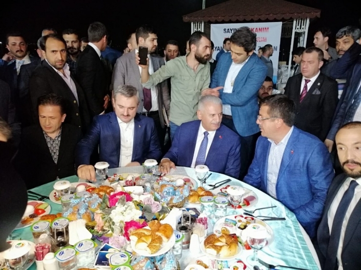 Binali Yıldırım, Minibüs Esnafıyla Sahurda Bir Araya Geldi