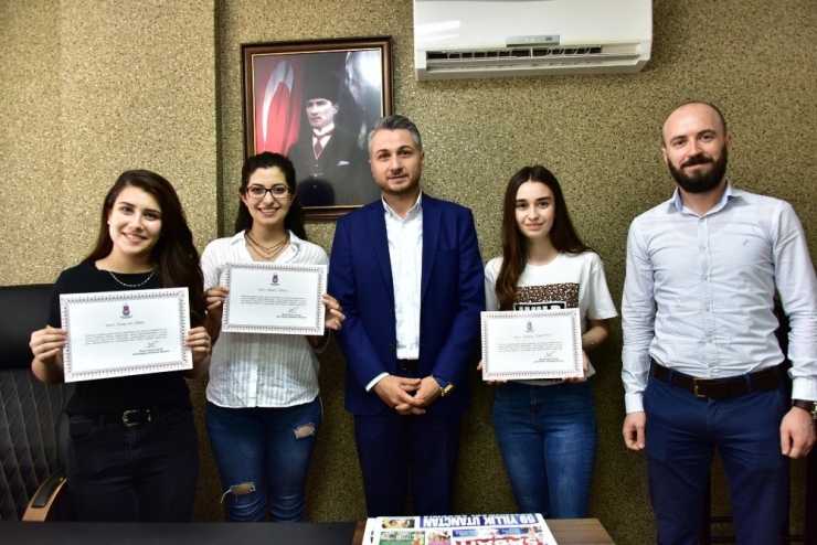 Üniversite Öğrencileri Spil Dağı Yolunda Çöp Topladı