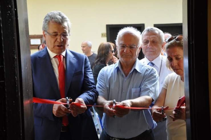 Eşi Fotoğrafını Çekti, Kendi Resmini Yaptı