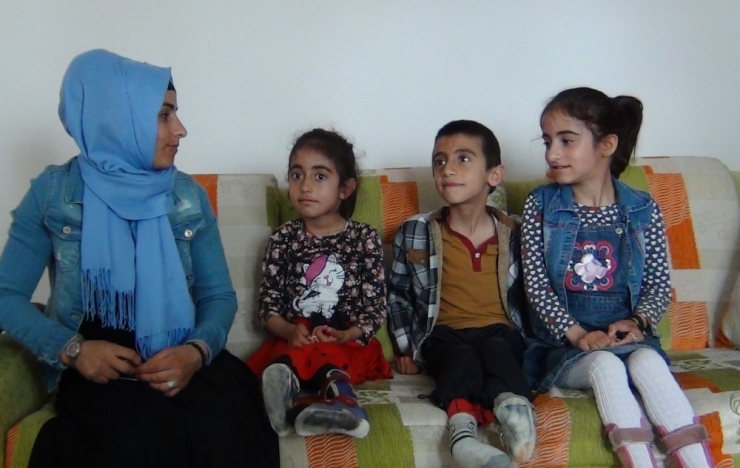 Kas Hastası Olan Üç Çocuğuna Tek Başına Bakıyor