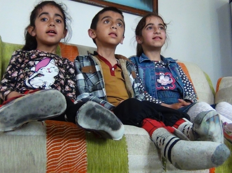 Kas Hastası Olan Üç Çocuğuna Tek Başına Bakıyor