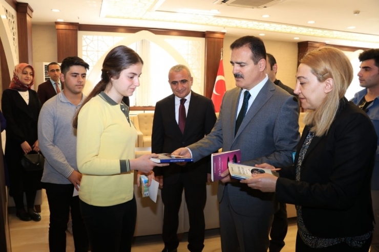 Hakkari’de "Bir Kitap Bir İnsan" Kampanyası