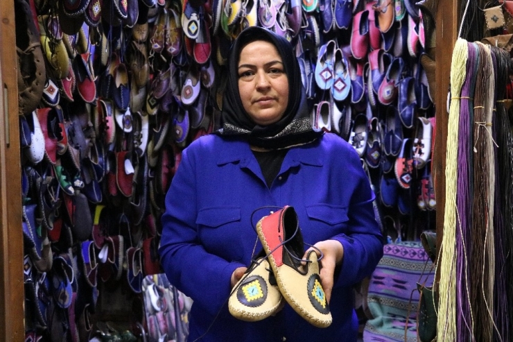 Yemeni Ve Çarığa Kadın Eli Değdi