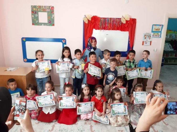 Kur’an Talebeleri Belgelerini Aldı