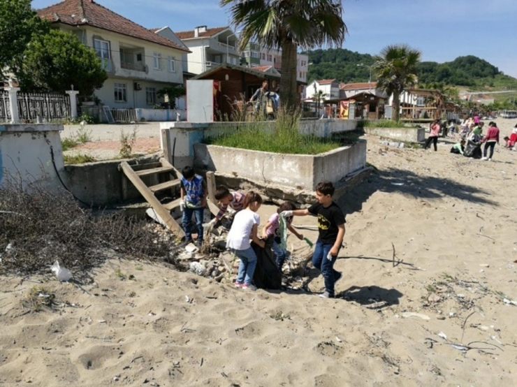 Öğrencilerden Plaj Temizliği