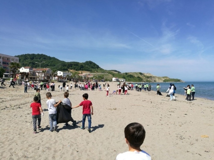 Öğrencilerden Plaj Temizliği