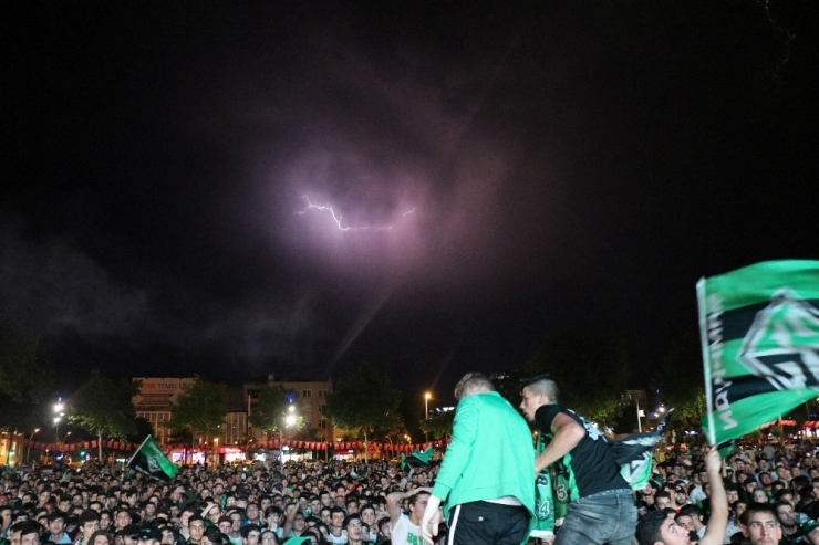 On Binler Statta, Binler Sakarya Meydanında Takımlarına Destek Oluyor!