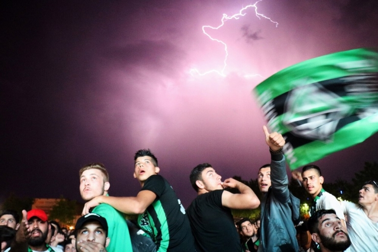 On Binler Statta, Binler Sakarya Meydanında Takımlarına Destek Oluyor!