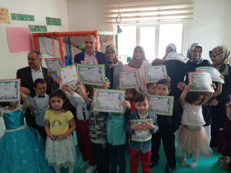 Kur’an Talebeleri Belgelerini Aldı