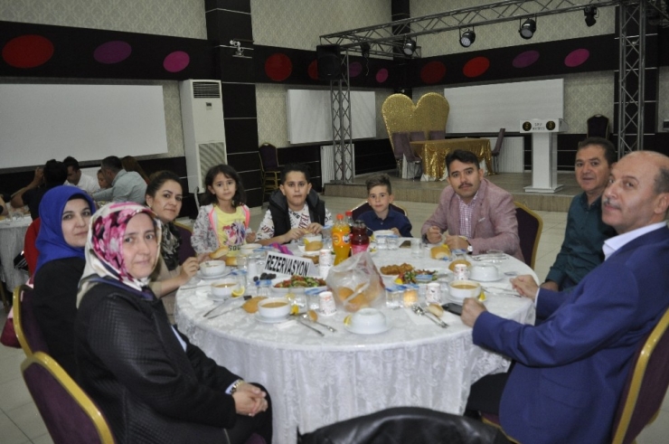 Şuhut’ta Minik Sporculara İftar Verildi