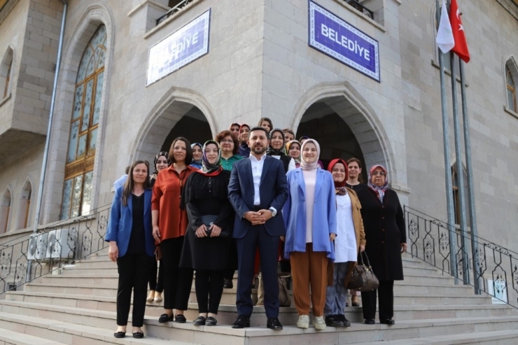 Ak Parti Kadın Kolları Heyetinden Belediye Başkanı Arı’ya Ziyaret