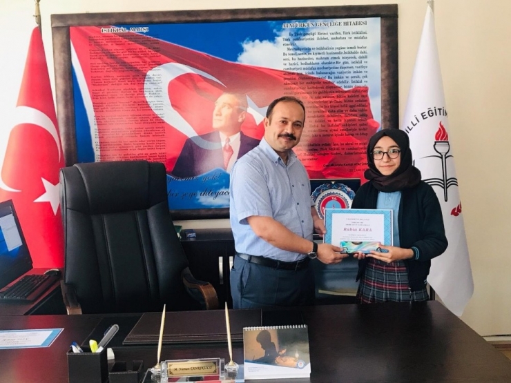 Başarılı Öğrencilere Belgeleri Verildi