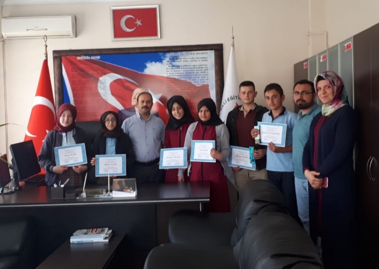 Başarılı Öğrencilere Belgeleri Verildi