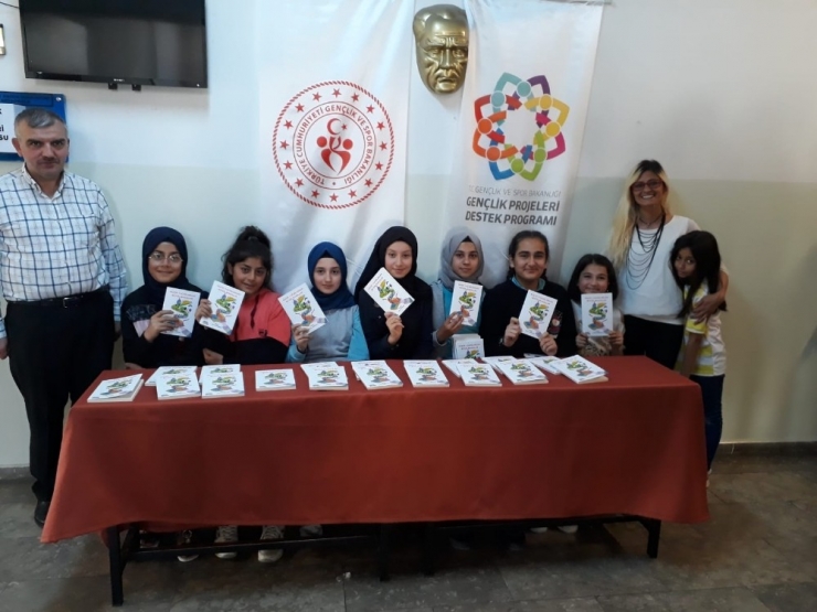 Öğrencilerden "Küçük Yazarlardan Büyük Masallar" Kitabı