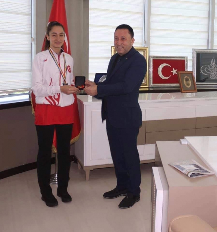Başkan Beyoğlu’ndan Şampiyon Karateciye Ödül