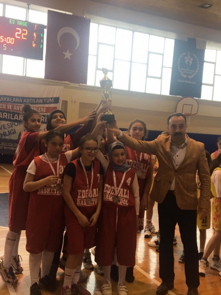 Edebali Ortaokulu Ekibi Basketbol Turnuvası Şampiyonu