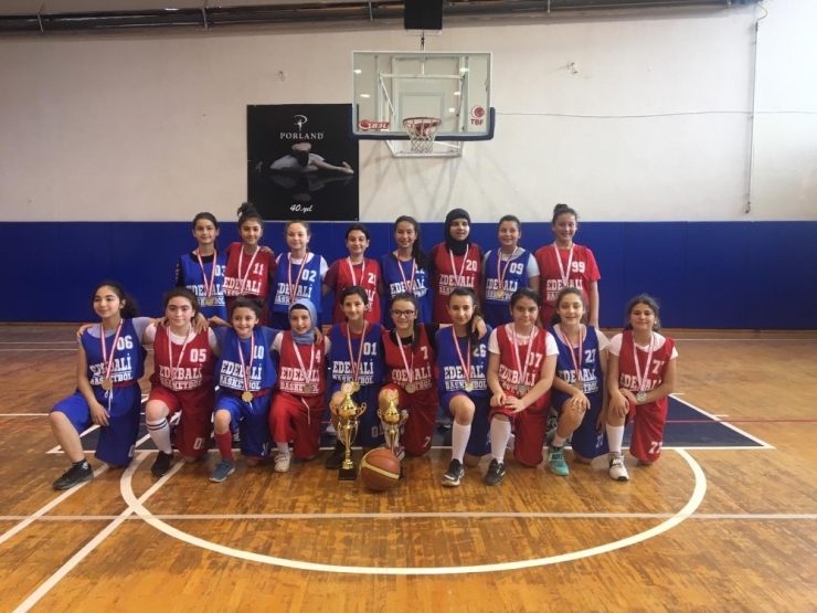 Edebali Ortaokulu Ekibi Basketbol Turnuvası Şampiyonu