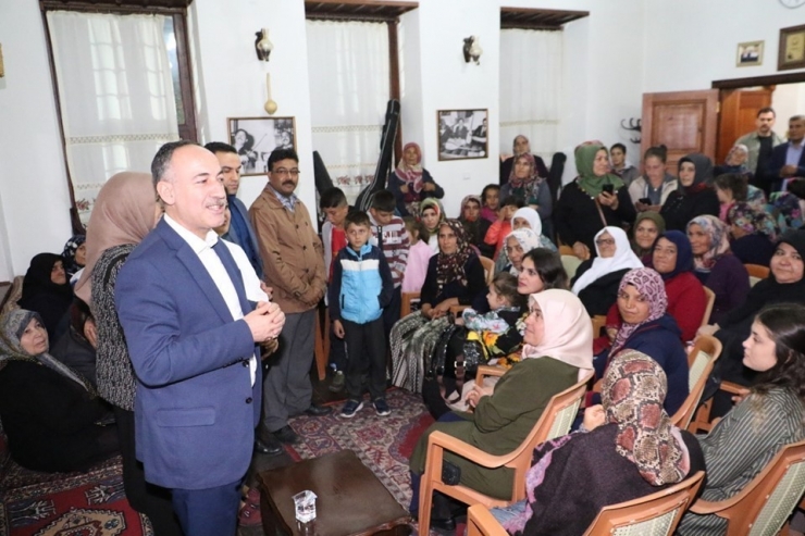 Keskin’de İlçe Halkı Ak Parti Binası Önünde Toplandı