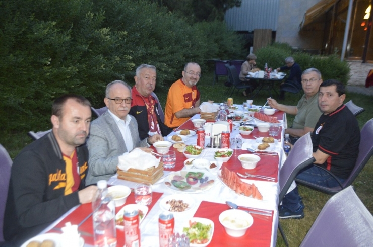 22. Şampiyonluğu Ramazan’ın 22. Günü İftar Yemeğinde Kutladılar