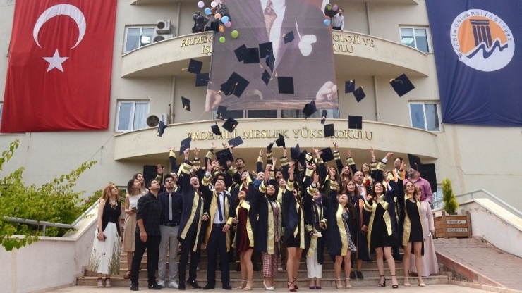 Erdemli Utiyo’da 110 Öğrenci Mezun Oldu