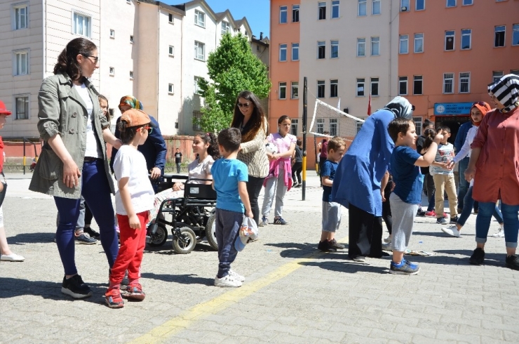 Sibel Öğretmenden Anlamlı Hareket