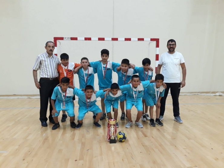 Issızca Şehit Ahmet Çalık Ortaokulu Hentbolda Şampiyon