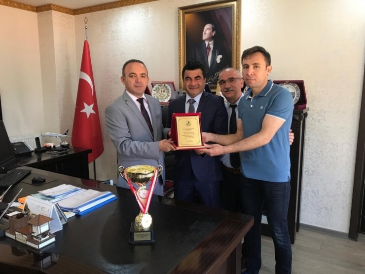 Kaymakam Öner, Şampiyonları Ağırladı