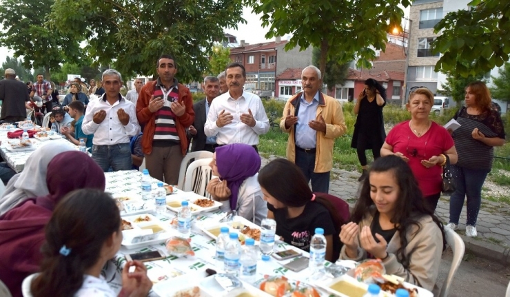 İftar Bereketi Tepebaşı’nda Sürüyor