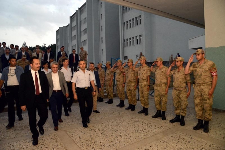 Vali Şentürk Mehmetçikle İftar Yaptı