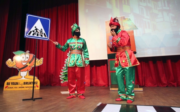 Hacivat Ve Karagöz İle Yaya Önceliğine Dikkat Çektiler